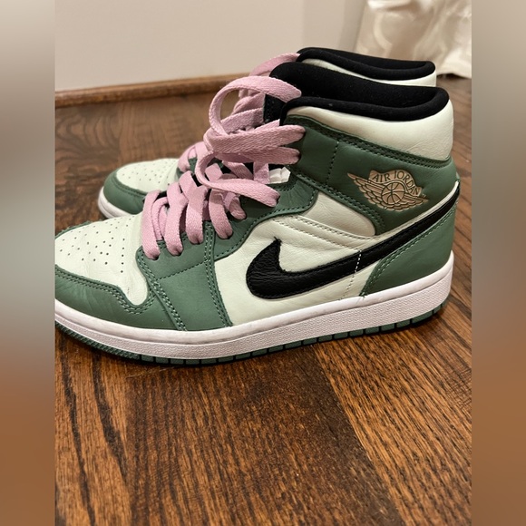 Nike Women's Size 6.5w Air Jordan 1 Mid AKA Dutch Green - Picture 3 of 5